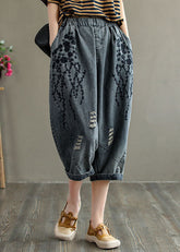 Lässige graue Baumwoll-Denim-Crop-Hose mit bestickten Lochtaschen